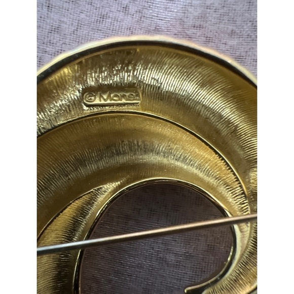 Vintage MONET GOLD TONE CRESCENT BROOCH - Picture 5 of 5